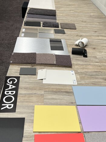  Verschiedene Material- und Farbmuster für die Inneneinrichtung des Gabor Flagshipstores auf Sylt liegen auf einem Tisch. | © Gabor Shoes GmbH, Rosenheim