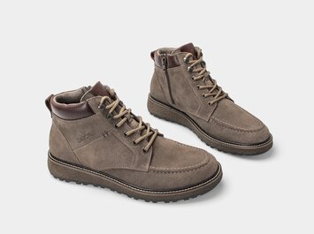 Taupefarbene Herren-Boots aus Veloursleder mit braunem Schaftrand und profilierter Sohle, freigestellt vor weißem Hintergrund. | © Gabor Shoes GmbH, Rosenheim