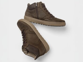 Braune Herren-Sneaker aus Leder mit seitlichem Reißverschluss, Schnürung und heller Profilsohle, freigestellt vor weißem Hintergrund. | © Gabor Shoes GmbH, Rosenheim