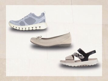 Tre scarpe diverse sono raffigurate su uno sfondo chiaro: una sneaker sportiva grigio chiaro in alto a sinistra, una ballerina beige al centro e un sandalo beige con cinturino nero e motivo in basso a destra. | © Gabor Shoes GmbH, Germania