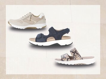 Tre diverse scarpe da donna sono raffigurate una accanto all’altra su uno sfondo chiaro: una sneaker beige in alto a sinistra, un sandalo blu scuro con chiusura a strappo al centro e una ciabatta piatta con motivo serpente in basso a destra. | © Gabor Shoes GmbH, Germania