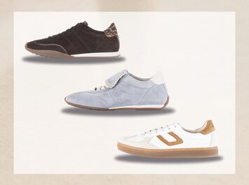 Tre diversi sneaker bassi sono visibili uno sotto l’altro su uno sfondo chiaro. In alto una scarpa nera con un dettaglio marrone a fantasia sul tallone. Al centro una scarpa azzurro chiaro con accenti bianchi. In basso una scarpa bianca con suola marrone e dettagli marroni. | © Gabor Shoes GmbH, Germania