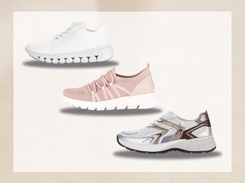 Tre sneaker sportive da donna in colori diversi su sfondo chiaro. In alto una sneaker bianca, al centro una sneaker rosa con tomaia in maglia, in basso una sneaker argentata con dettagli metallici. | © Gabor Shoes GmbH, Germania
