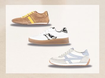 Tre diverse sneaker su sfondo chiaro. In alto una scarpa marrone con strisce gialle, al centro una scarpa bianca con motivo nero e suola marrone, in basso una scarpa bianca con dettagli azzurri e grigi. | © Gabor Shoes GmbH, Germania