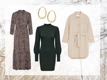 Drei Kleidungsstücke und Ohrringe. Von links nach rechts: Ein langes Kleid mit Leopardenmuster, goldene Creolen-Ohrringe darüber, ein dunkelgrünes Strickkleid mit langen Ärmeln, hellbeiger Mantel mit Gürtel und großen Taschen. | © aboutyou.de 