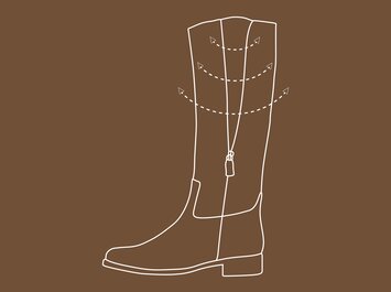 Grafische Darstellung eines Stiefels mit einer verstellbaren Kordel am Schaft und drei Pfeilen, die auf verschiedene Anpassungsmöglichkeiten der Schaftweite hinweisen. Hintergrund ist braun, die Zeichnung ist weiß. | © Gabor Shoes GmbH, Rosenheim