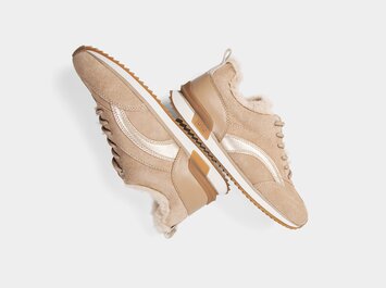 Drei Sneakers in Pastellfarben vor hellem Hintergrund: Oben ein gelber Sneaker, in der Mitte ein weißer Sneaker mit Reißverschluss, unten ein hellgrauer Sneaker mit gelbem Detail an der Ferse. | © Gabor Shoes GmbH, Rosenheim