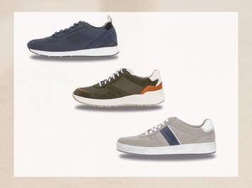 Tre sneaker da uomo in colori diversi – blu scuro, verde oliva con arancione e bianco, e grigio chiaro con striscia blu – sono disposte una sotto l’altra su uno sfondo chiaro. | © Gabor Shoes GmbH, Germania