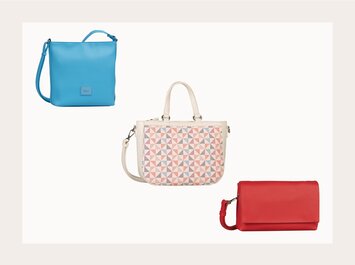 "Drei Damenhandtaschen vor weißem Hintergrund: Oben links eine blaue Umhängetasche, in der Mitte eine cremefarbene Tasche mit geometrischem Muster in Pastellfarben und unten rechts eine rote Clutch.         " | © Gabor Shoes GmbH, Rosenheim