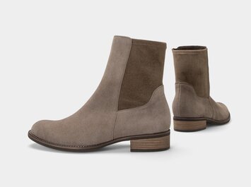 Taupefarbene Damen-Chelsea-Boots aus Veloursleder mit Blockabsatz, seitlichem Elastikeinsatz und glatter Sohle, freigestellt vor weißem Hintergrund. | © Gabor Shoes GmbH, Rosenheim