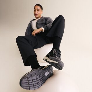 Ein Mann springt in einem Skatepark und trägt beigefarbene Kleidung und dunkle Sneaker. | © Gabor Shoes GmbH, Rosenheim