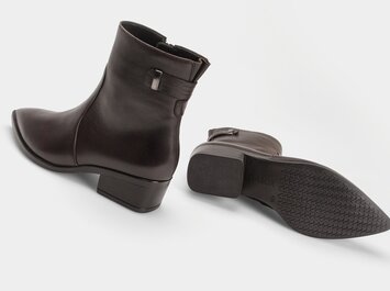 Drei verschiedene Damenschuhe mit Absatz, jeweils in Braun, Blau und Silber, sind untereinander auf hellem Hintergrund angeordnet. | © Gabor Shoes GmbH, Rosenheim