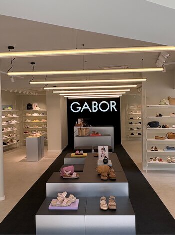 Moderner Gabor Flagshipstore auf Sylt mit hellen Regalen und ausgestellten Schuhen. | © Gabor Shoes GmbH, Rosenheim