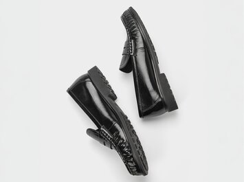 Schwarze Damen-Loafer aus glänzendem Leder mit profilierter Sohle, freigestellt vor weißem Hintergrund. | © Gabor Shoes GmbH, Rosenheim