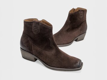 Dunkelbraune Damen-Ankle-Boots aus Veloursleder im Western-Stil mit kleinem Blockabsatz und leicht eckiger Spitze, freigestellt vor weißem Hintergrund. | © Gabor Shoes GmbH, Rosenheim