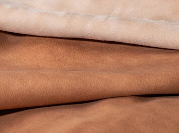 Stacked pieces of light brown and brown leather. | © Gabor Shoes GmbH, Germany