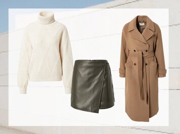 Ein cremefarbener Rollkragenpullover, ein kurzer schwarzer Lederrock und ein langer, brauner Mantel sind nebeneinander vor einem hellen Hintergrund angeordnet. | © aboutyou.de 