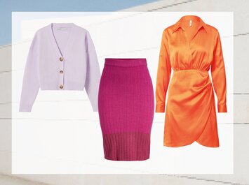Ein helllila Strick-Cardigan mit Knöpfen, ein pinker Strickrock und ein orangefarbenes Wickelkleid sind nebeneinander vor einem hellen Hintergrund angeordnet. | © aboutyou.de 
