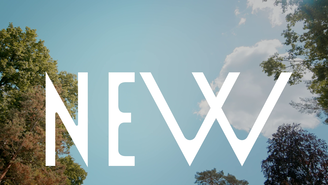 Große weiße Schrift „NEW“ vor blauem Himmel mit Wolken und grünen Baumkronen. | © Gabor Shoes GmbH, Rosenheim