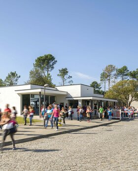 Viele Menschen gehen vor dem Gabor-Werksgebäude entlang. | © Gabor Shoes GmbH, Rosenheim