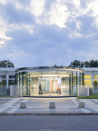 Modernes Firmengebäude mit Glasfassade und großem Gabor-Schriftzug am Eingang. | © Gabor Shoes GmbH, Rosenheim
