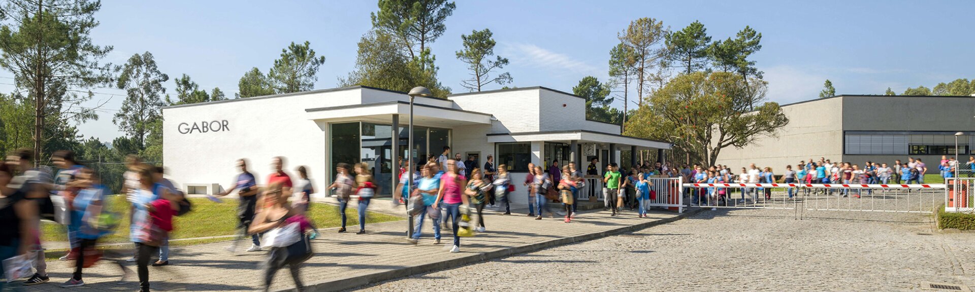 Viele Menschen gehen vor dem Gabor-Werksgebäude entlang. | © Gabor Shoes GmbH, Rosenheim