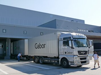 Gabor-Lkw wird an einer Verladerampe be- oder entladen. | © Gabor Shoes GmbH, Rosenheim
