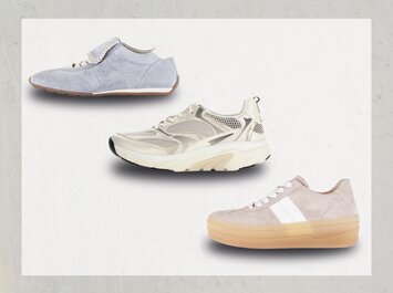 Tre diverse sneaker da donna sono rappresentate su sfondo bianco. In alto a sinistra una sneaker in pelle azzurro chiaro con tallone beige, al centro una sneaker sportiva color crema con inserti in mesh, in basso a destra una sneaker beige con striscia bianca e suola larga color marrone chiaro. | © Gabor Shoes GmbH, Germania