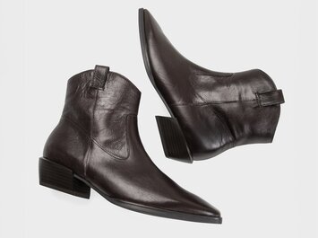 Dunkelbraune Damen-Stiefeletten aus Leder mit spitzer Kappe und mittelhohem Blockabsatz, freigestellt vor weißem Hintergrund. | © Gabor Shoes GmbH, Rosenheim