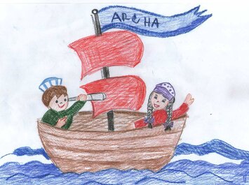 Gezeichnetes Bild von zwei Kindern als Piraten auf einem Segelschiff mit rotem Segel und „Aloha“-Banner. | © ARCHA Banovce