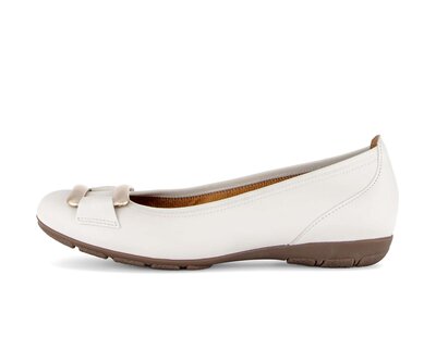 Sportliche Ballerina creme