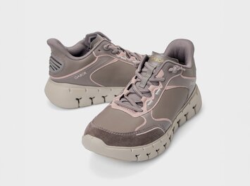 Taupefarbene Damen-Sneaker mit breiter, heller Profilsohle und rosa Details, freigestellt vor weißem Hintergrund. | © Gabor Shoes GmbH, Rosenheim