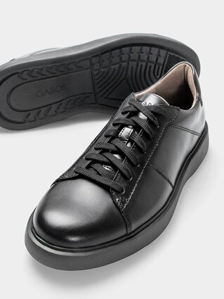 Gabor Herrenschuhe | Zwei schwarze Gabor Schnür-Sneaker mit profilierter Laufsohle, einer liegt seitlich - Herbst/Winter 2026 | © Gabor Shoes GmbH, Rosenheim