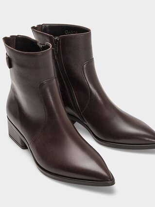 Gabor Damenschuhe | Zwei dunkelbraune Lederstiefeletten mit spitzer Kappe und kleinem Blockabsatz vor hellem Hintergrund - Herbst/WInter 2026 | © Gabor Shoes GmbH, Rosenheim